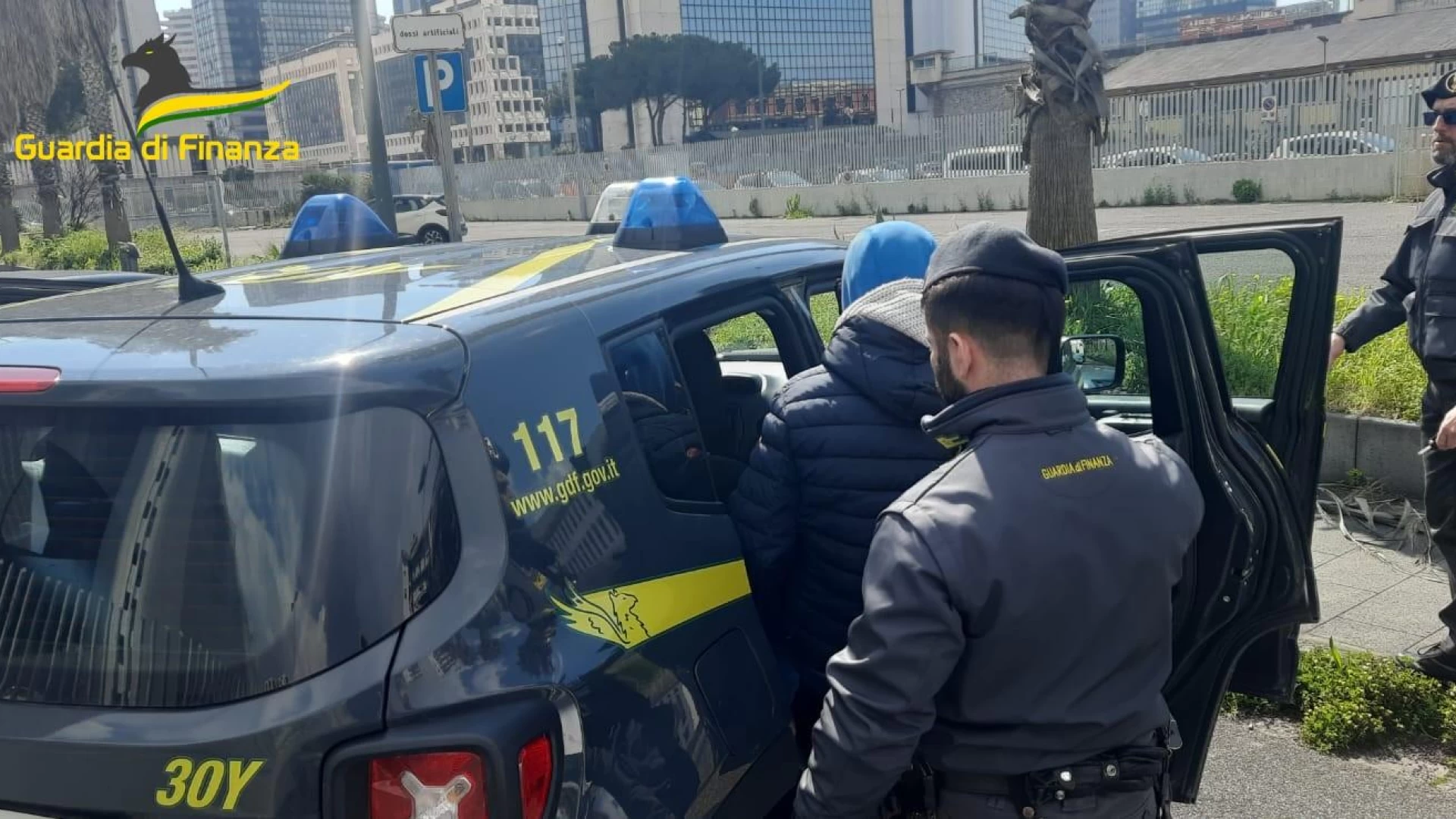 Uomini della Guardia di Finanza di Isernia arrestano uno scippatore in trasferta a Napoli.